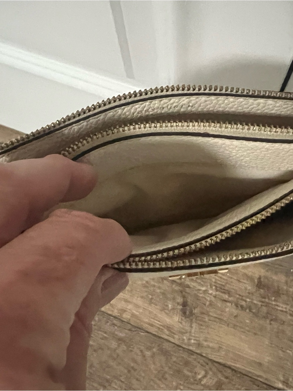 Tory Burch Cream Pebbled Leather Crossbody with Gold Hardware - Picture 4 of 15